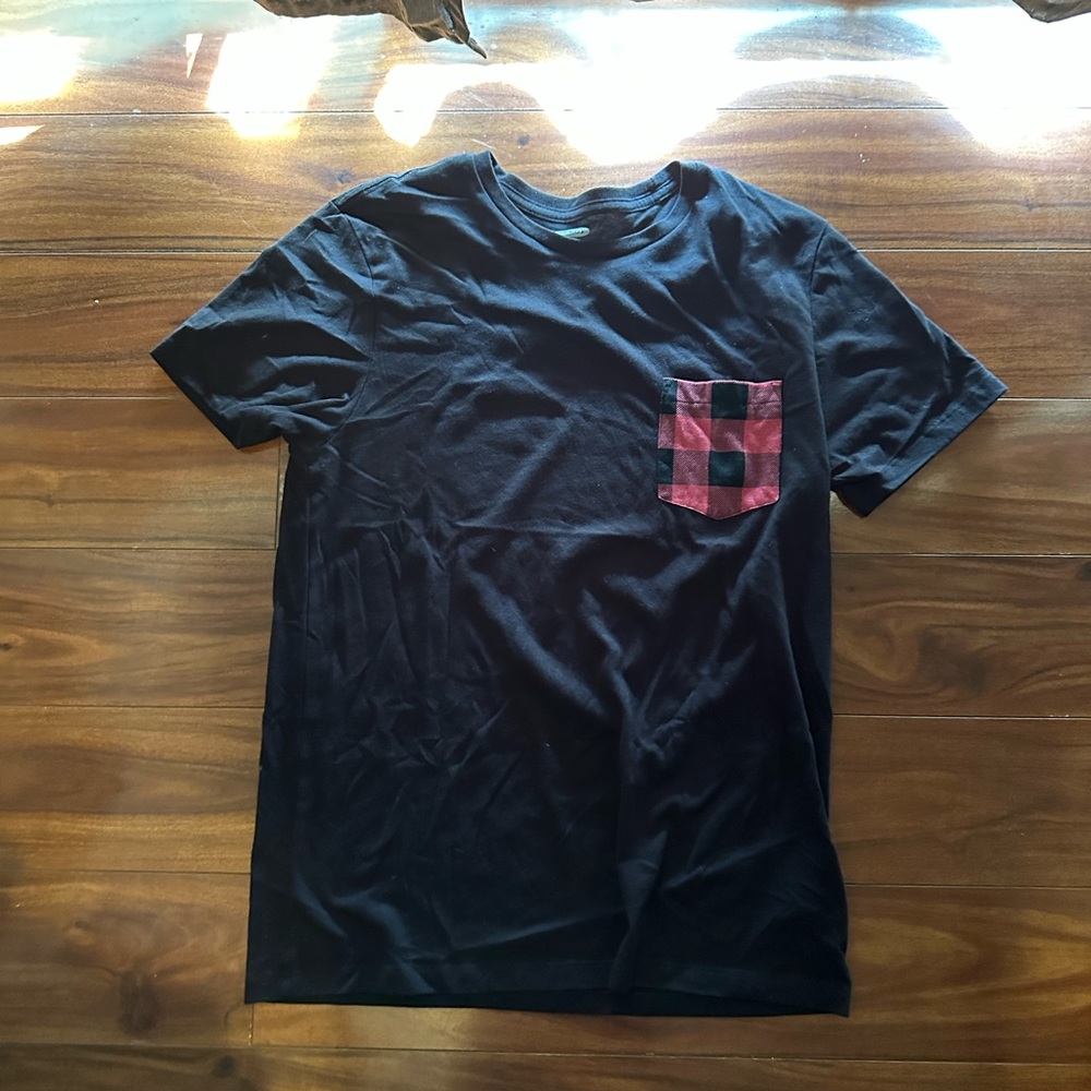 Men’s black red black plaid pocket t shirt size medium